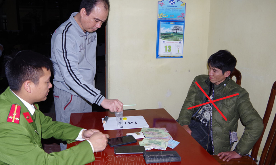 Bắt đối tượng tàng trữ 08 gói ma túy đá và heroin